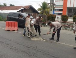 MINIMALISIR LAKA LANTAS, KAPOLSEK MUTIARA TAMBAL JALAN BERLUBANG