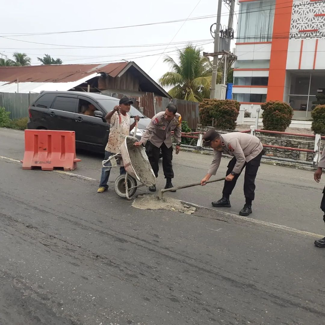 MINIMALISIR LAKA LANTAS, KAPOLSEK MUTIARA TAMBAL JALAN BERLUBANG