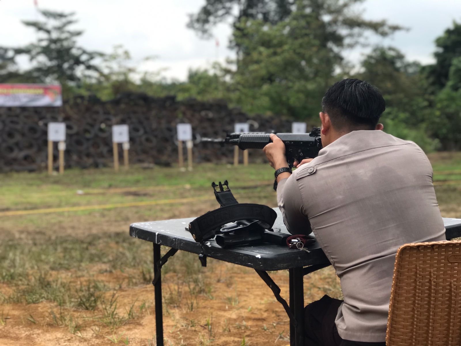 Latihan Menembak Personil Polres Merangin,Pahami Penggunaan Senjata Api dengan Latihan Persemester.