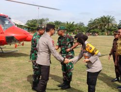 Kapolres Tebo Akbp Fitra Mega m.psi .psi  Menyambut Kedatangan  Kapolda Jambi Irjen Pol  Drs Rusdi Hartono Msi  Dan Danrem 042 Gapu Di Acara Panen Cabe   Di Kab Tebo