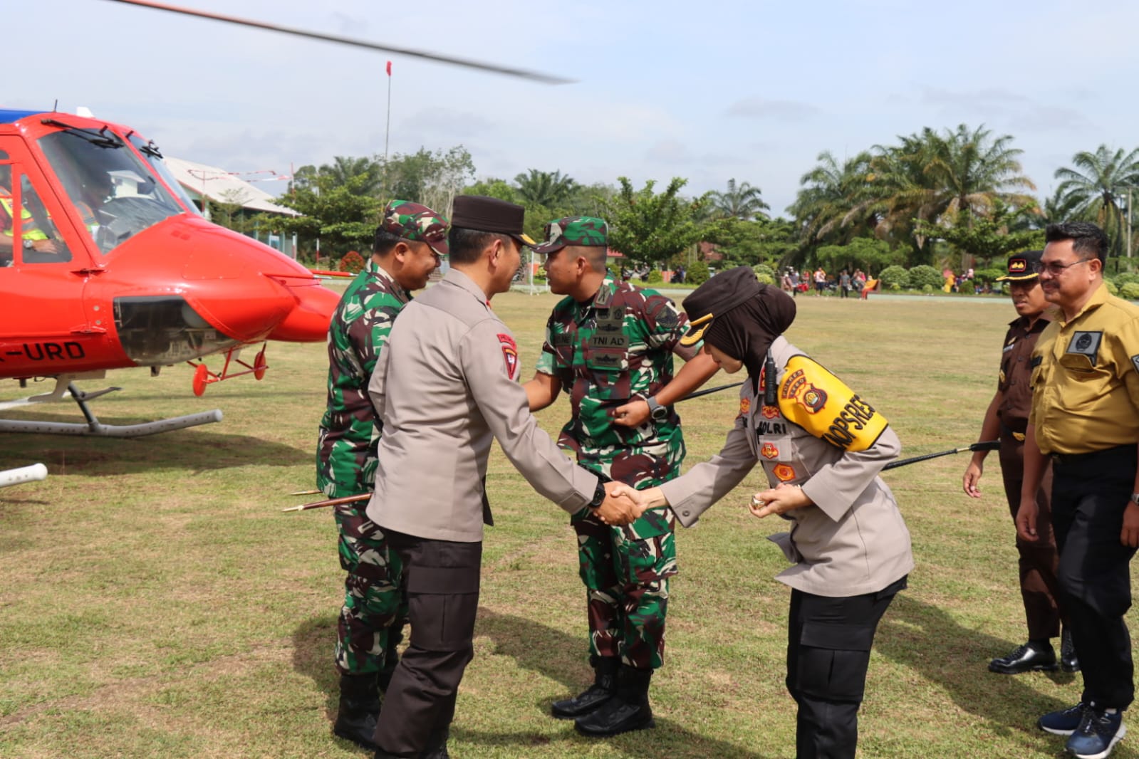 Kapolres Tebo Akbp Fitra Mega m.psi .psi  Menyambut Kedatangan  Kapolda Jambi Irjen Pol  Drs Rusdi Hartono Msi  Dan Danrem 042 Gapu Di Acara Panen Cabe   Di Kab Tebo