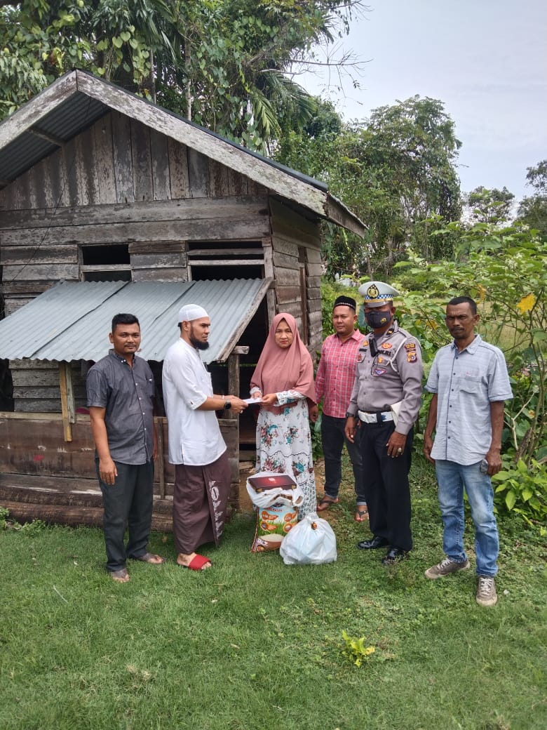 KOMUNITAS JUM’AT BERKAH, BANTU TIGA JANDA MISKIN DESA TANOH ANOU ACEH TIMUR.