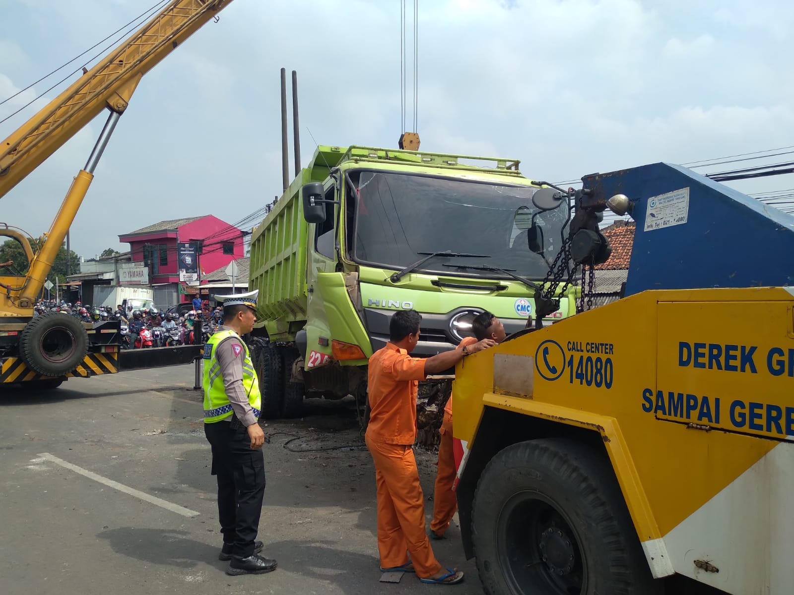 Akibat Mengantuk Dump Truck Tabrak Pembatas Jalan, Satlantas Polresta Tangerang Evakuasi Laka Lantas