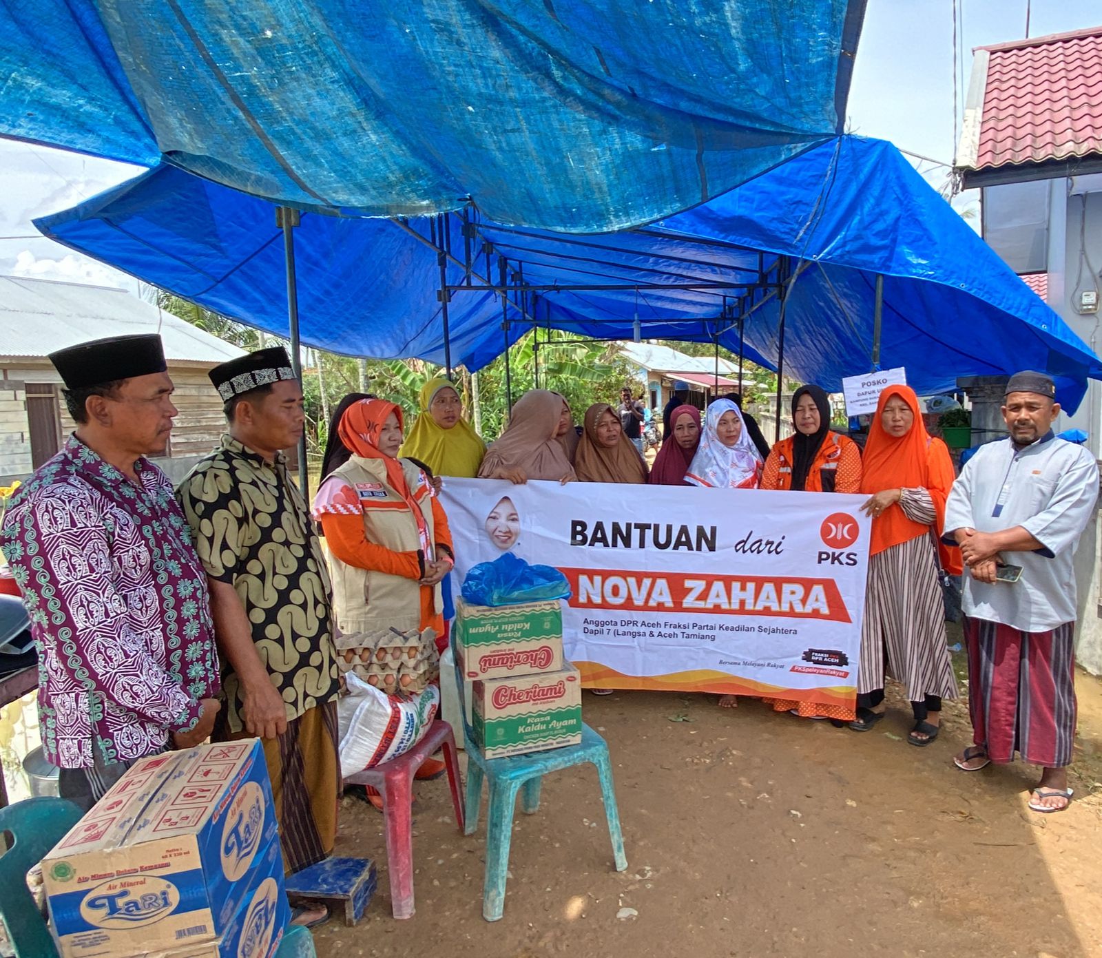 NOVA ZAHARA ANGGOTA DPR ACEH : TEROBOS AIR BAH UNTUK MEMBANTU RAKYATNYA.