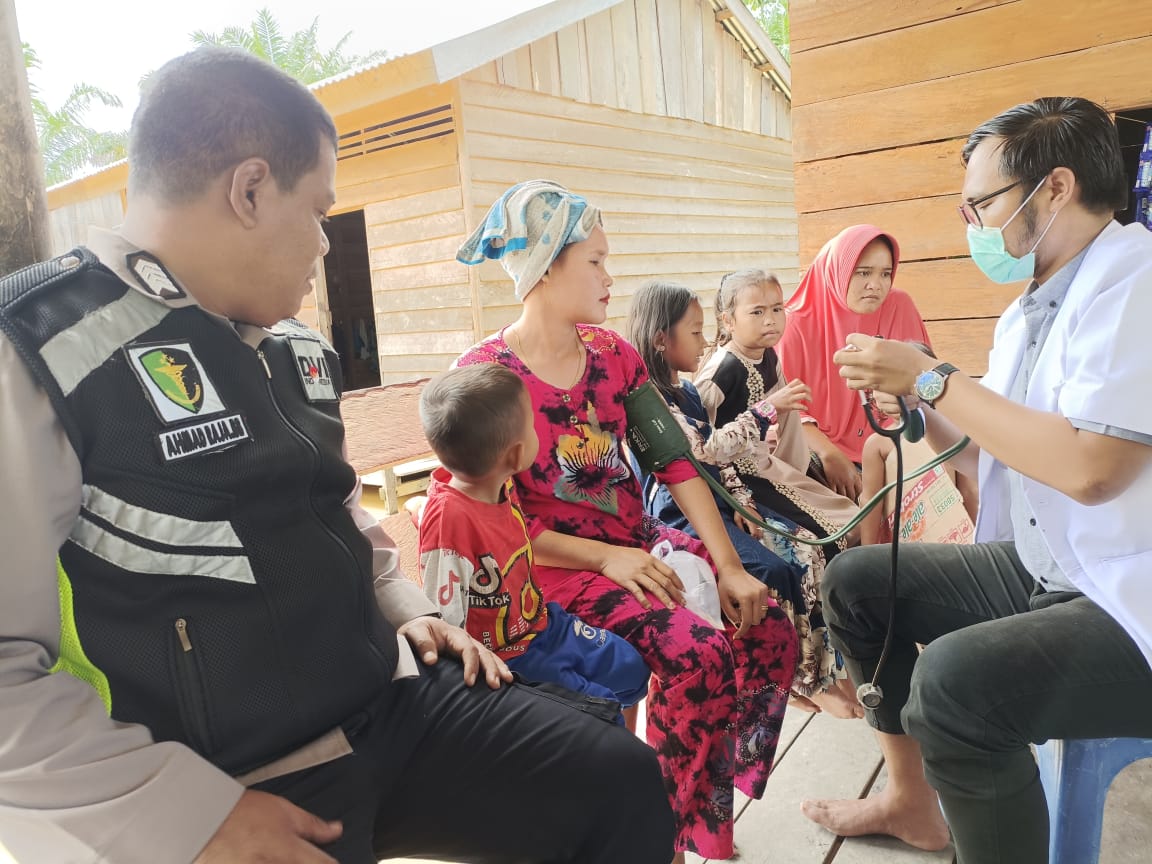 URKES POLRES SUBULUSSALAM BERI PELAYANAN KESEHATAN GRATIS KEPADA MASYARAKAT BERDAMPAK BANJIR.