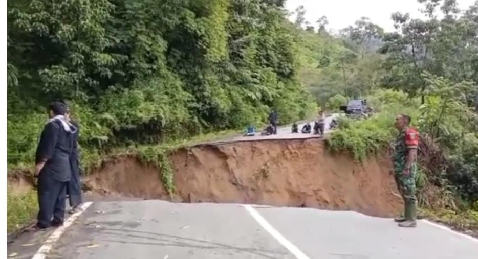 JALAN LINTAS ACEH TIMUR – GAYO LUES AMBLESS PUTUS TOTAL SEBAB LONGSOR