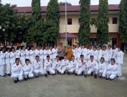 KAPOLSEK MONTASIK IPTU. IRFAN ISMAIL PEMBINA UPACARA BENDERA SMA NEGERI 1 MONTASIK ACEH BESAR