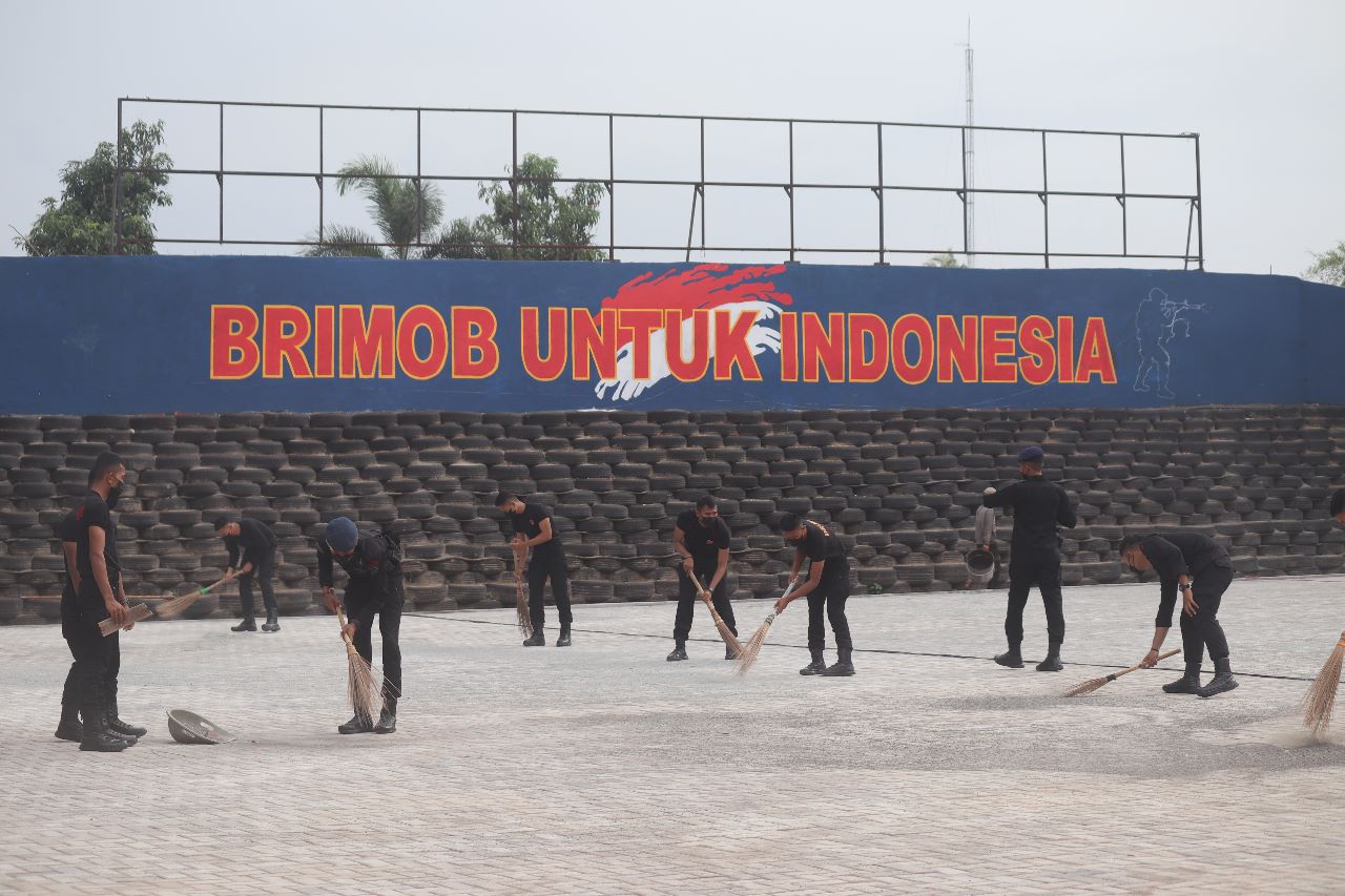 Dalam Rangka Menyambut HUT Korps Brimob Ke- 77 Wadansat Brimob Terjun Langsung Bersihkan Lapangan