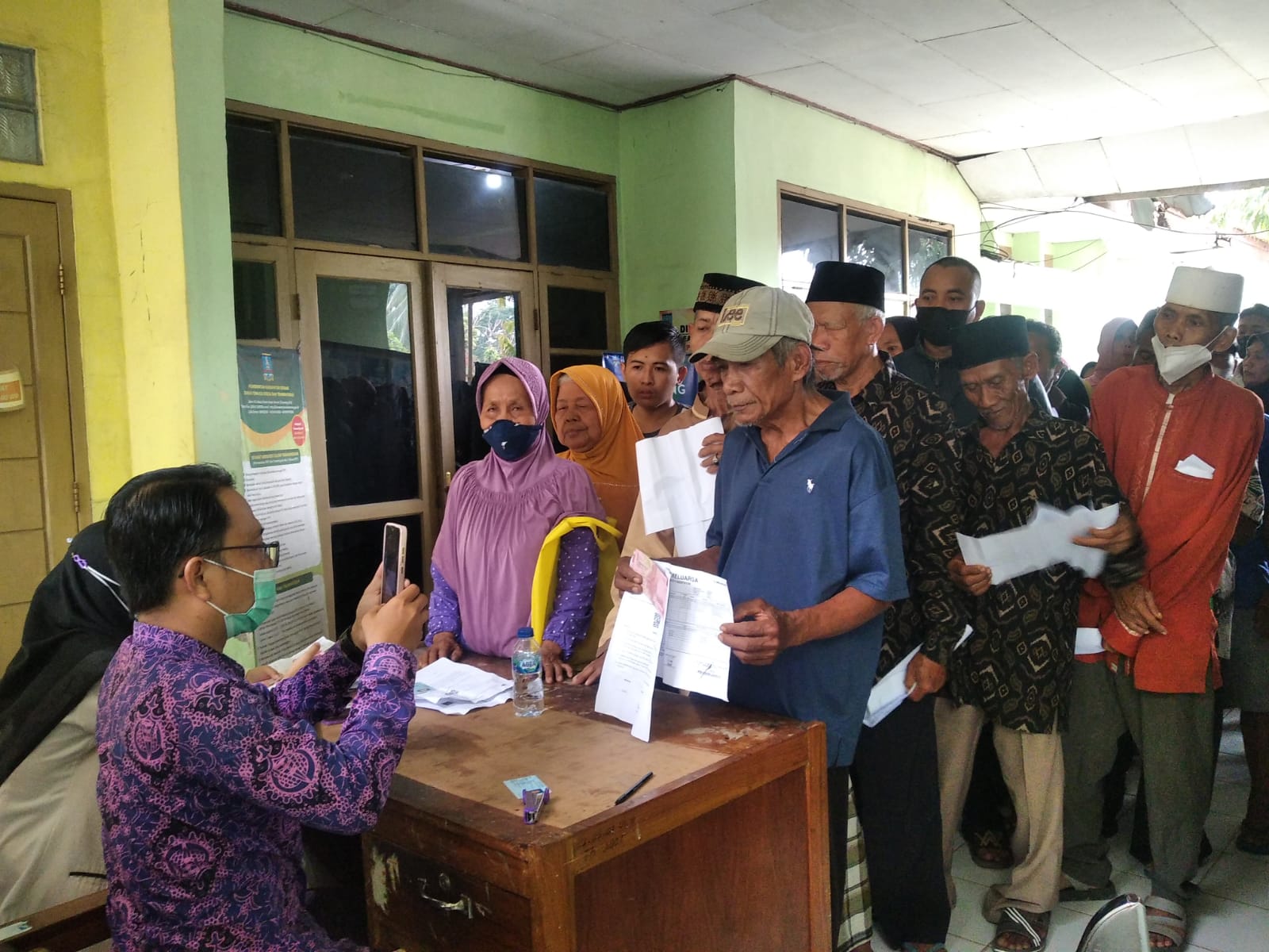 Pemerintah Kecamatan Cikeusal Gelar Penyaluran BLT BBM