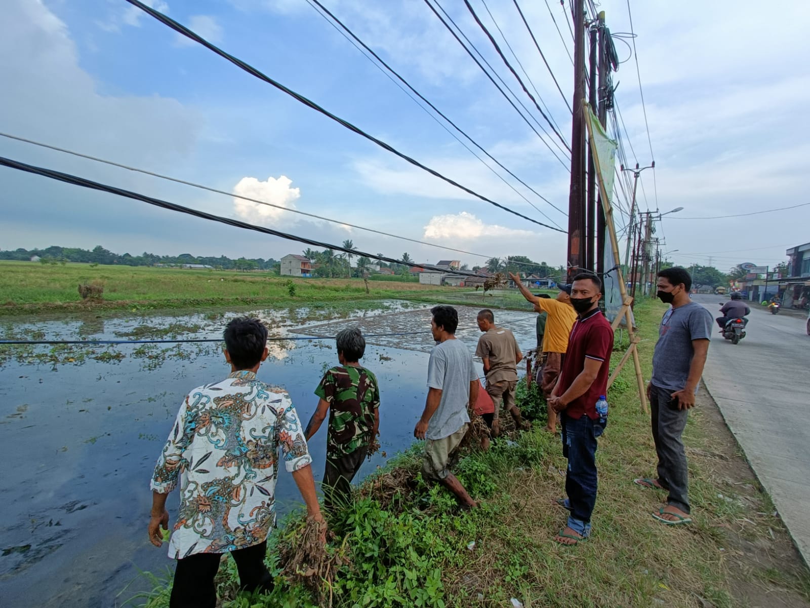 Bentuk Penolakan, Lempar Batu Dan Lumpur,  Petani Desa Kaliasin Menolak Lahan Pembangunan SMAN 30 Kabupaten Tangerang