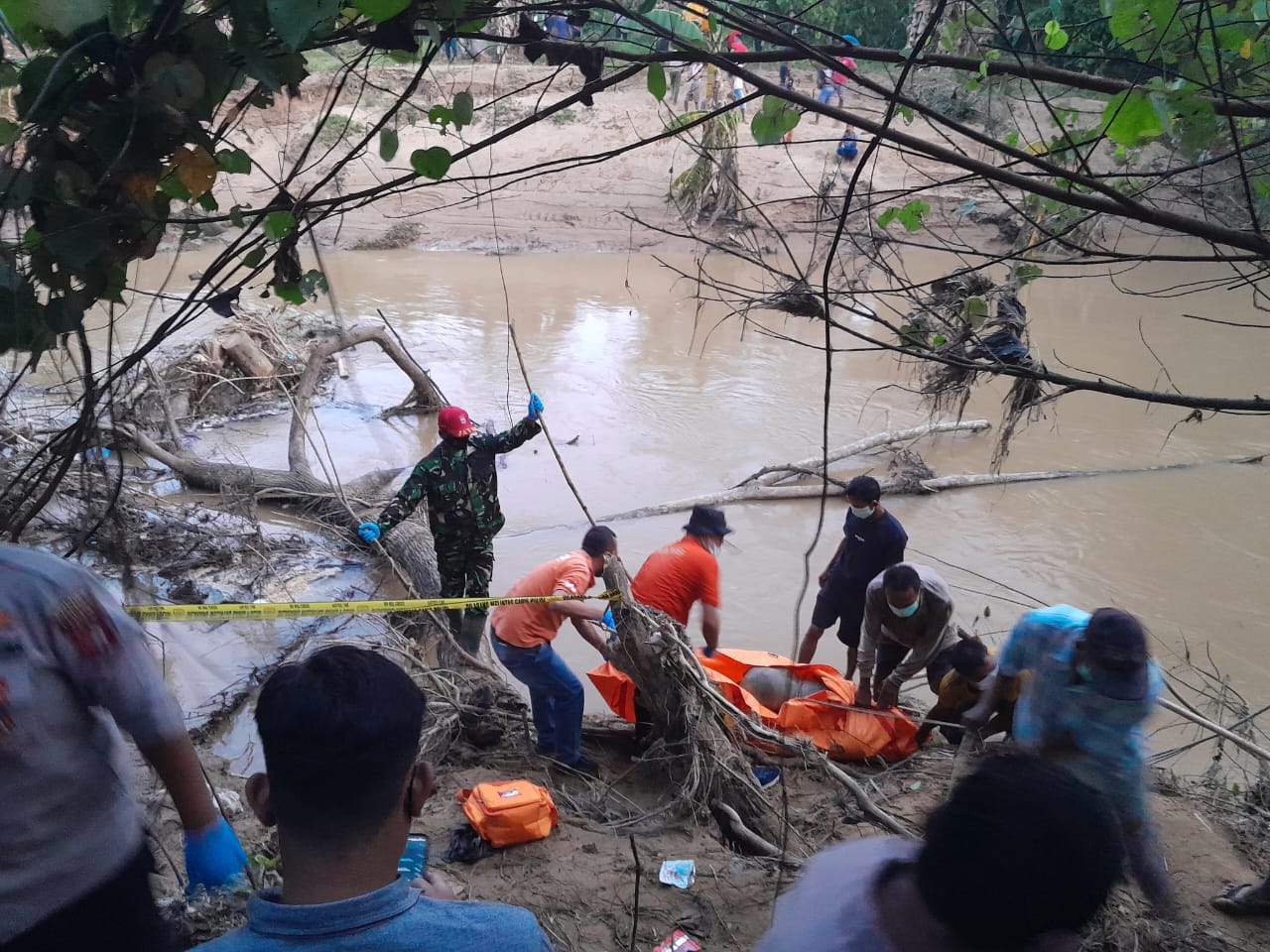 HEBOH !!! WARGA TEMUKAN JASAD PRIA TANPA IDENTITAS TERAPUNG DISUNGAI.