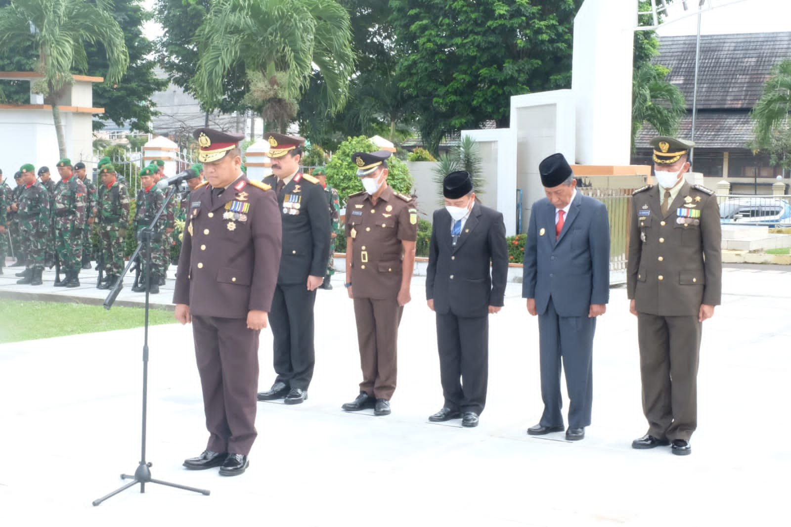 Wakapolda Jambi Brigjen Pol Yudawan Roswinarso Pimpin Upacara  Peringatan Hari Pahlawan Ke 77 Tahun 2022  Di Laksanakan  DiTaman  Makam Pahlawan Satria Bhakti