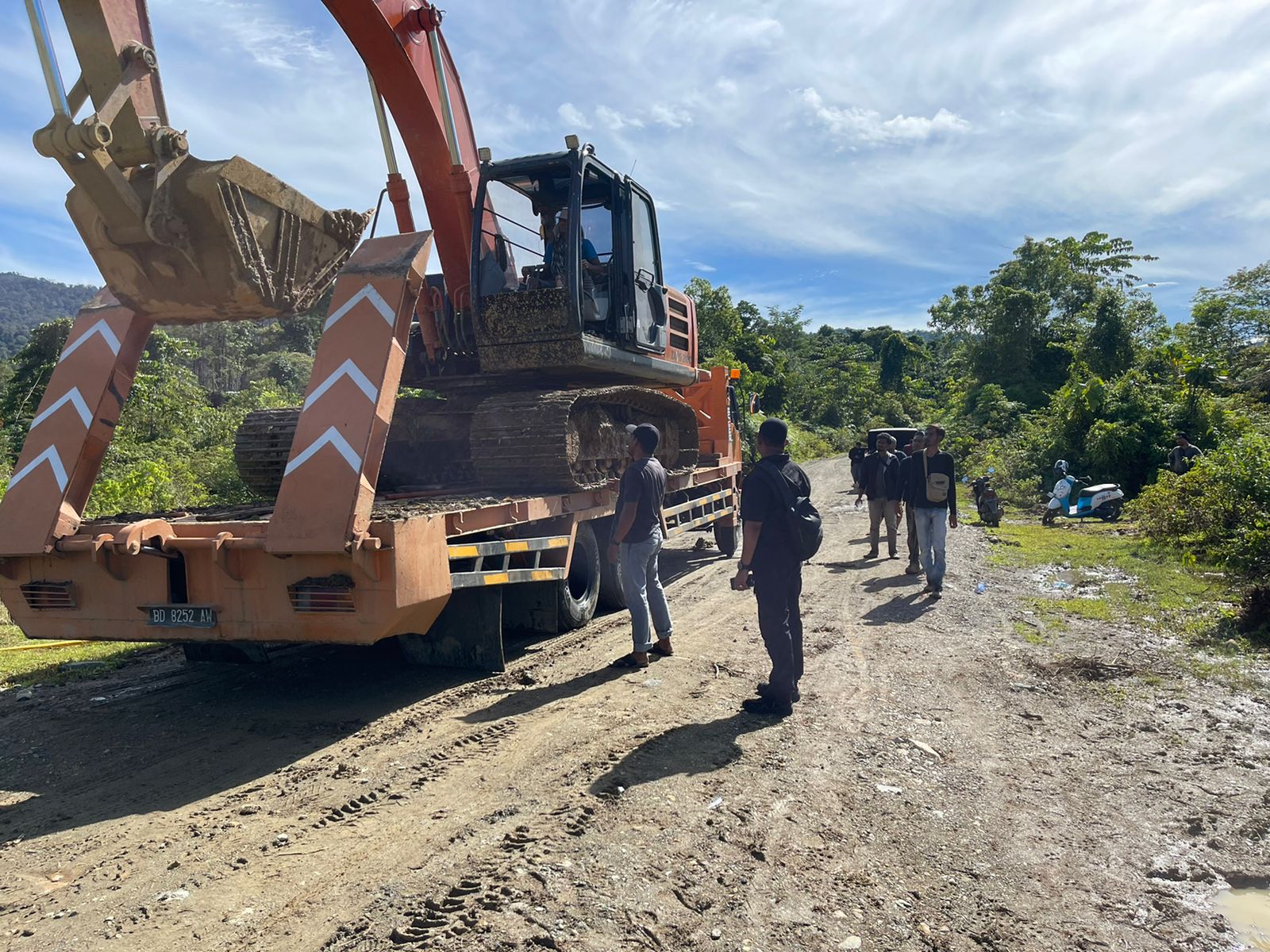 POLISI GREBEK DUA LOKASI ILLEGAL MINING, AMANKAN 12 PELAKU DAN 2 EKSKAVATOR.