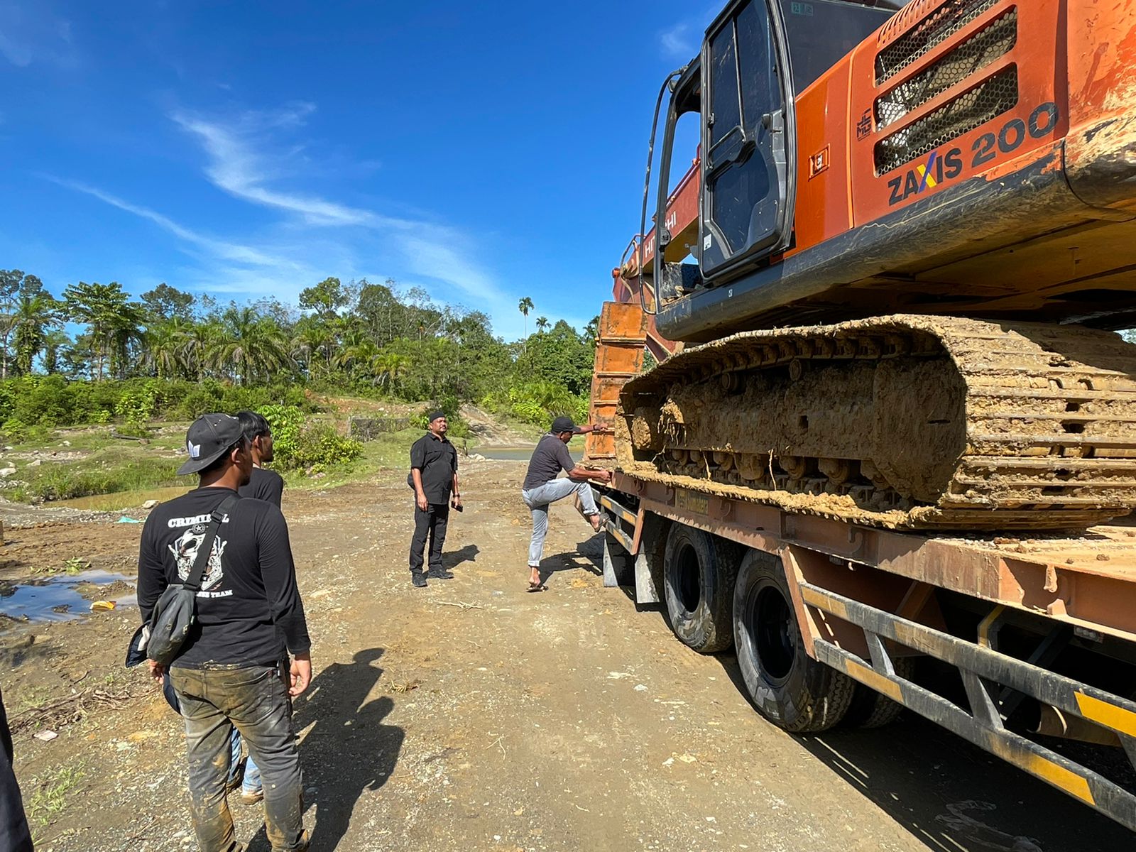 POLISI GREBEK DUA LOKASI ILLEGAL MINIMG, AMANKAN 12 PELAKU DAN 2 EKSCAVATOR.