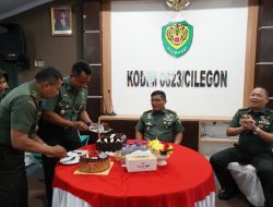 Danrem 064/MY Bawa Kue Ulang Tahun Ke Kodim 0623/ Cilegon