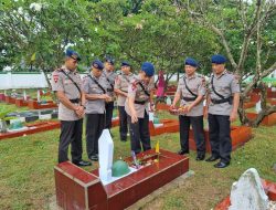 Dansat Brimob Polda Banten Ziarah Tabur Bunga di Taman Makam Pahlawan