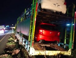 Truck Muat Mobil Baru Terperosok di Tol Tangerang –  Merak Ditlantas Polda Banten Lakukan Evakuasi