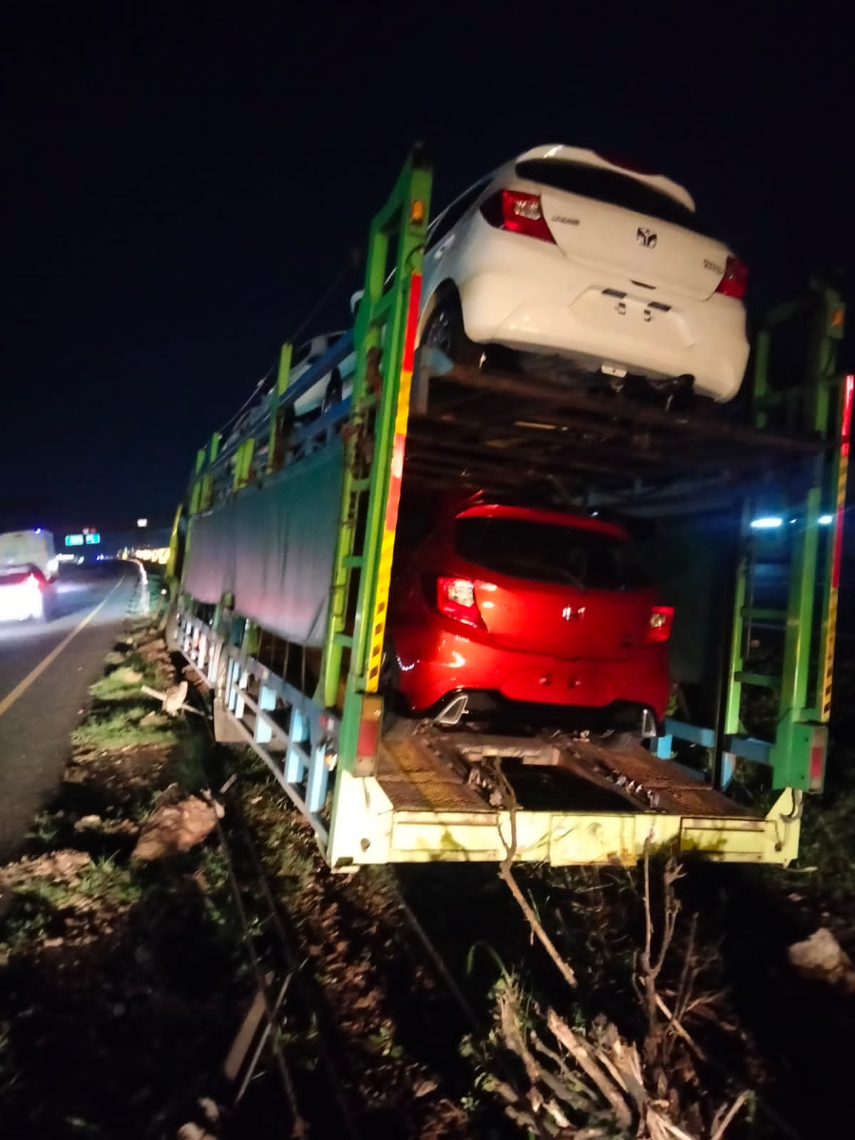 Truck Muat Mobil Baru Terperosok di Tol Tangerang –  Merak Ditlantas Polda Banten Lakukan Evakuasi