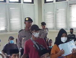 Personel Polsek Cilegon Polres Cilegon Polda Banten Berikan Pendampingan Dan Pengamanan Penyaluran BLT di Kec Cilegon