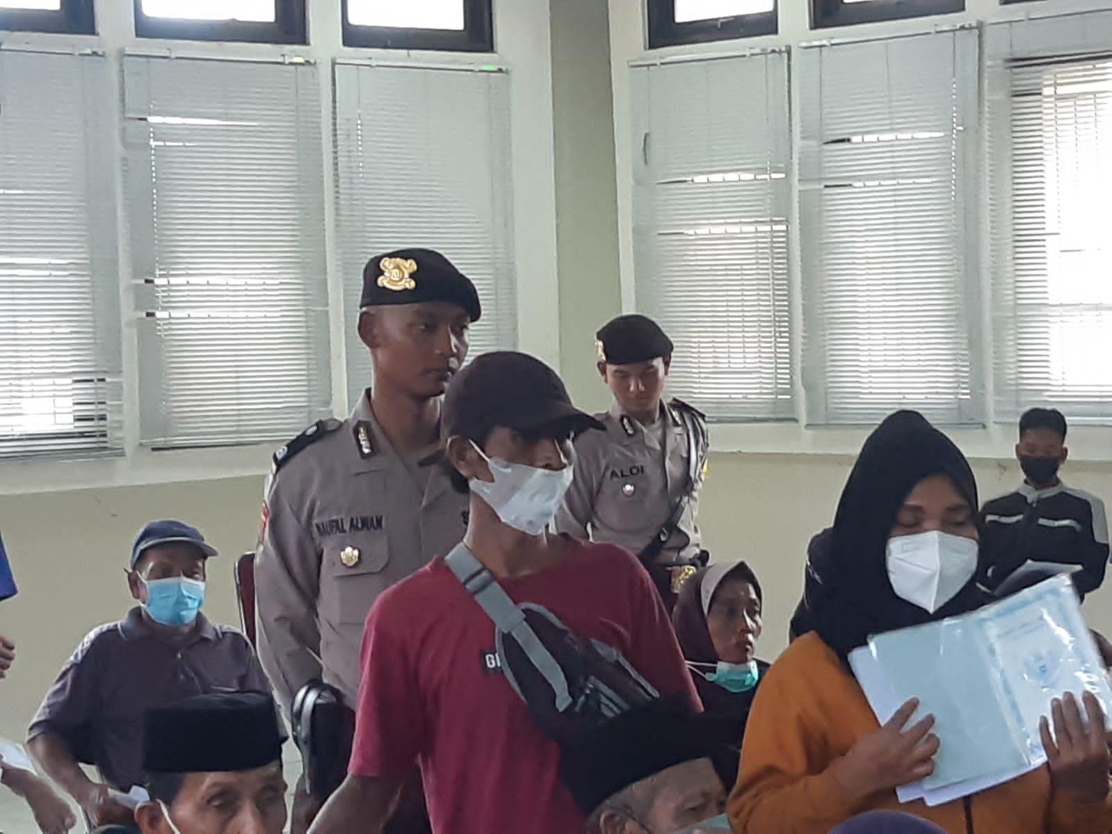 Personel Polsek Cilegon Polres Cilegon Polda Banten Berikan Pendampingan Dan Pengamanan Penyaluran BLT di Kec Cilegon