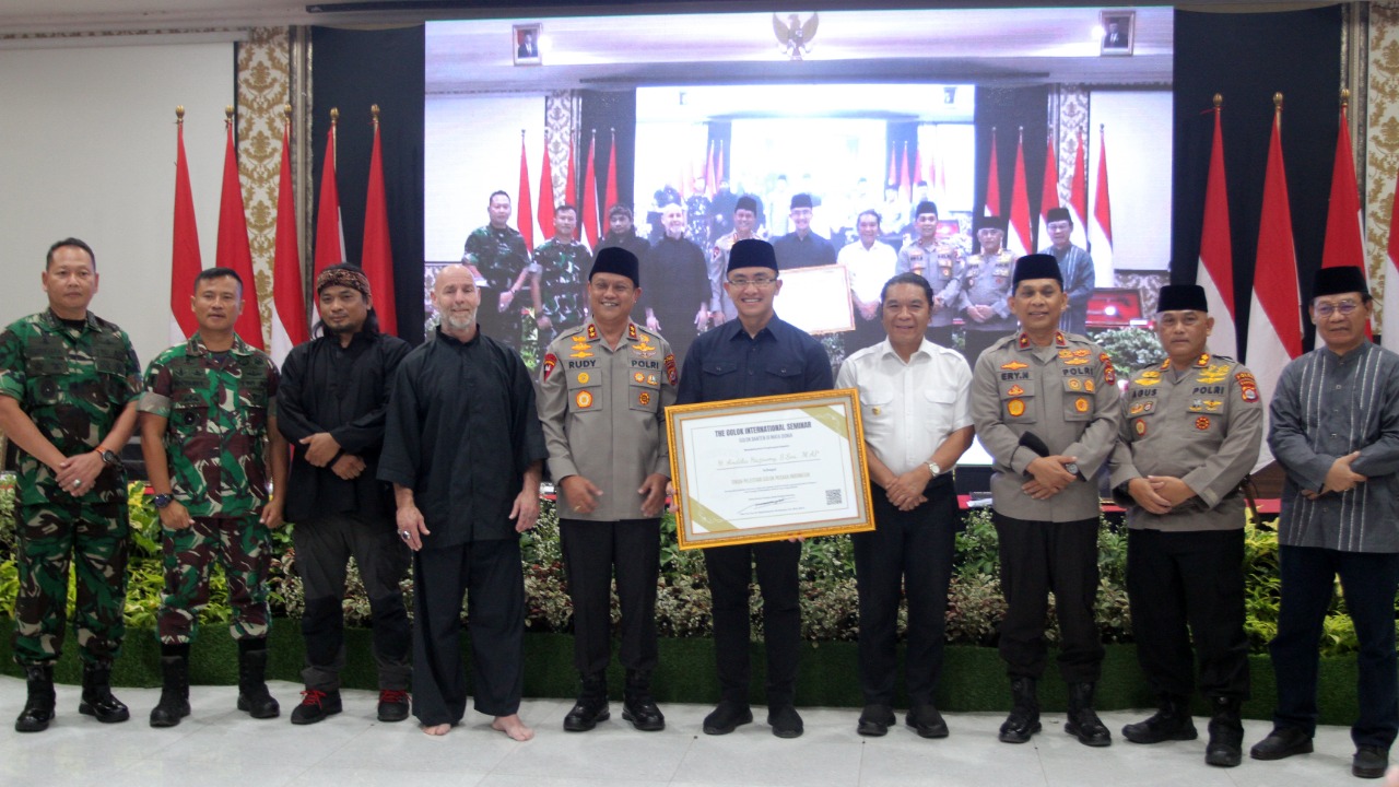 Bersama Ki Kumbang & Paul Van Der Loo, Andika Hazrumy Dinobatkan Sebagai Tokoh Pelestari Golok Pusaka