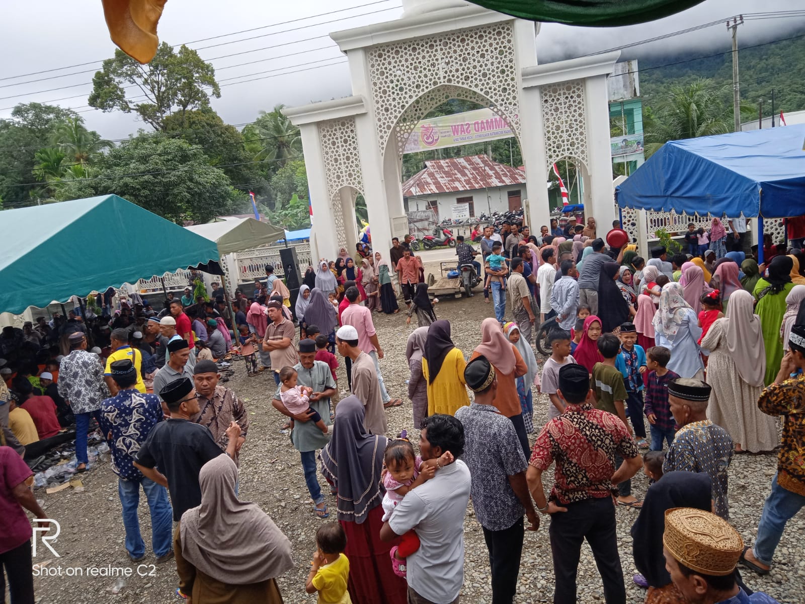 MASYARAKAT GAMPONG TEUNGOH RELA BERMANDIKAN HEMPASAN HUJAN, DEMI PERINGATI HARI LAHIRNYA NABI BESAR MUHAMMAD SAW.