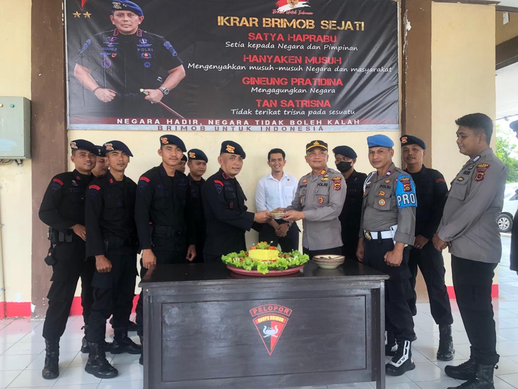 Kapolsek Tebo Tegah Akp  Dedi Tanto Manurug Beserta Anggota memberikan ucapan Selamat Hari Ulang tahun yang Ke 77  Brimob Polri