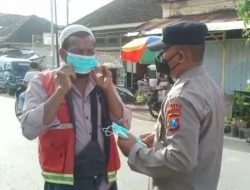 ANTISIPASI VARIAN BARU COVID 19, POLSEK OMBEN BAGIKAN MASKER KESEHATAN DIPASAR TRADISIONAL POLOWIJO.