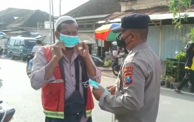 ANTISIPASI VARIAN BARU COVID 19, POLSEK OMBEN BAGIKAN MASKER KESEHATAN DIPASAR TRADISIONAL POLOWIJO.