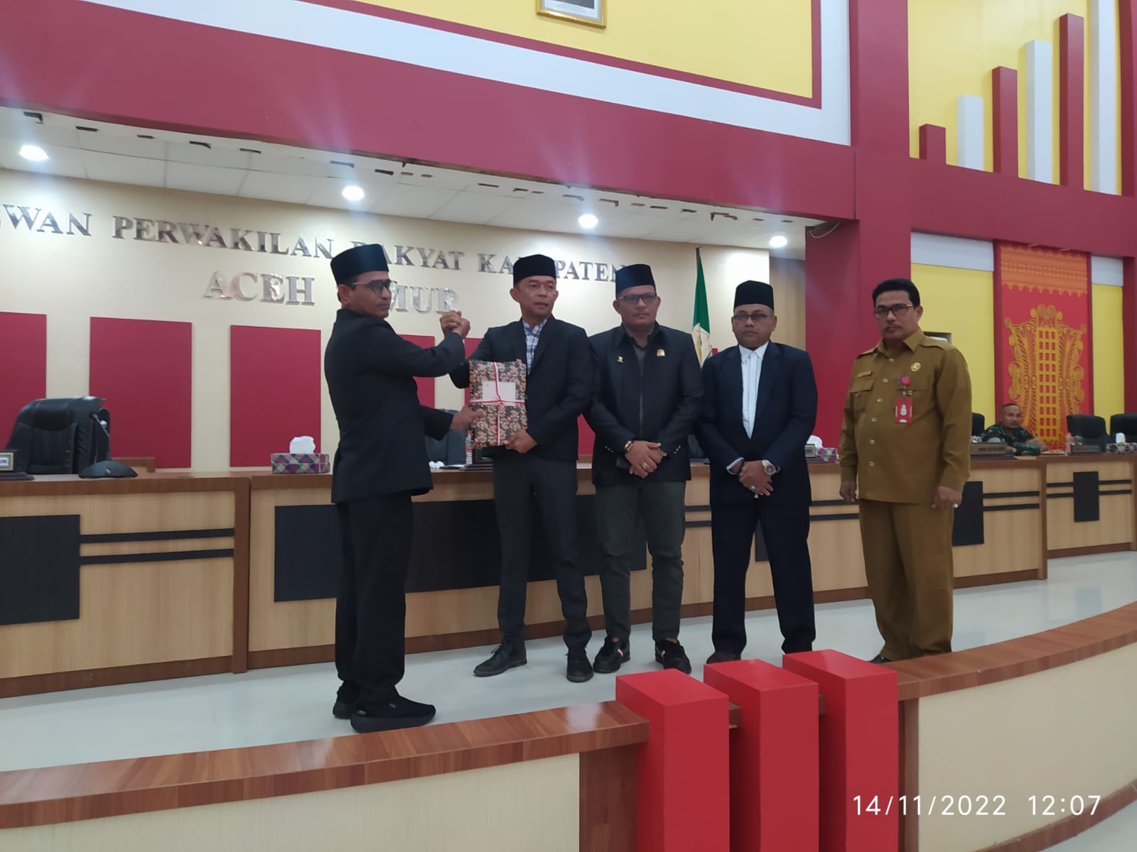 RAPAT PARIPURNA DPRK ACEH TIMUR TERKAIT ANGGARAN 2023 BERLANGSUNG PANAS.