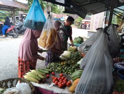 RUTIN TURUN KEPASAR TRADISIONAL, BABINSA PANTAU FLUKTUASI HARGA SEMBAKO.