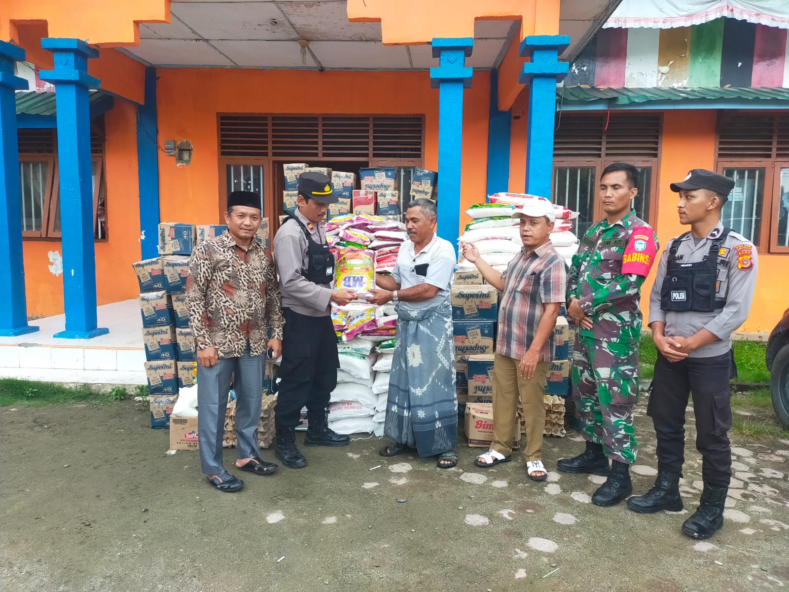 KAPOLSEK DULTAN DAULAT DAN MUSPIKA SERAHKAN BANTUAN PASCA BANJIR KEPADA RAKYATNYA.