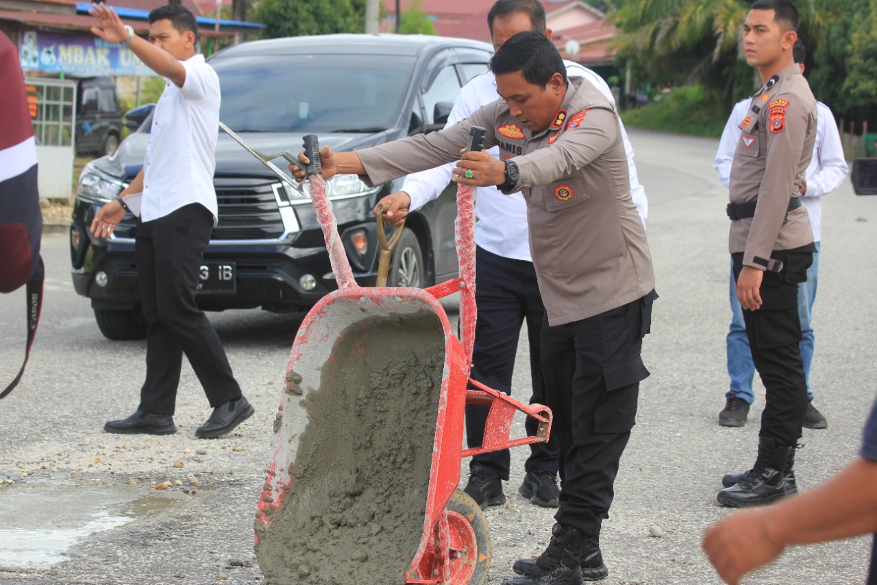 KAPOLRES SUBULUSSALAM TAMBAL JALAN BERLUBANG,  MINIMALISIR KECELAKAAN BERLALU LINTAS.