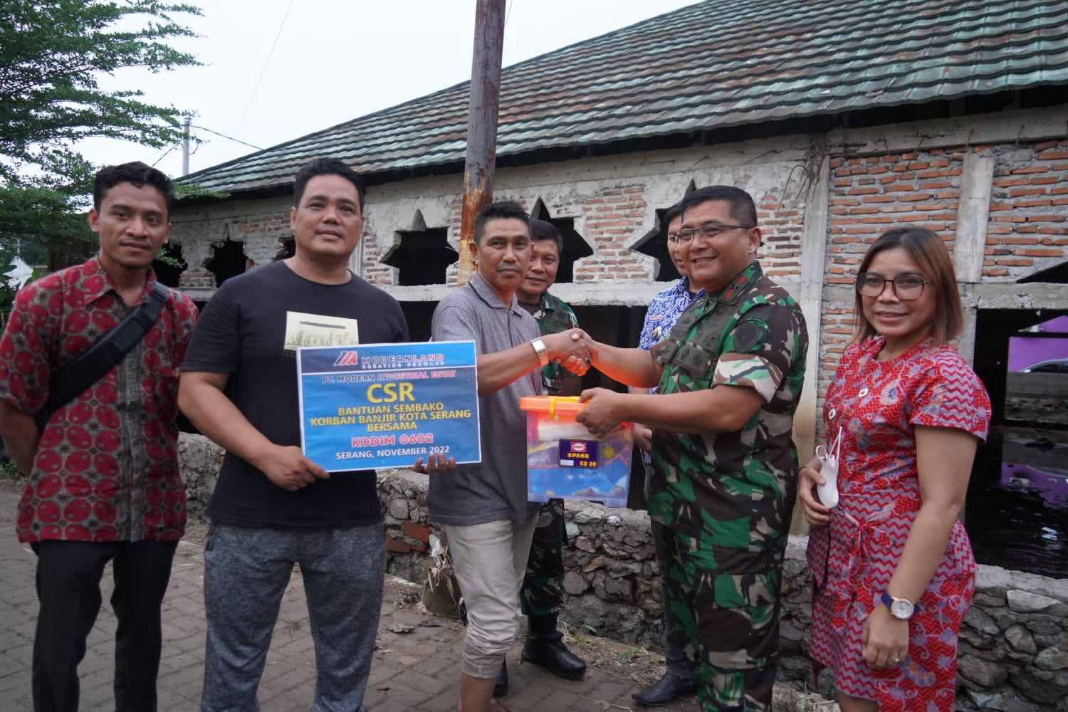 Danrem 064/MY Bersama PT Modern Industrial Estate Salurkan Bantuan untuk Korban Banjir