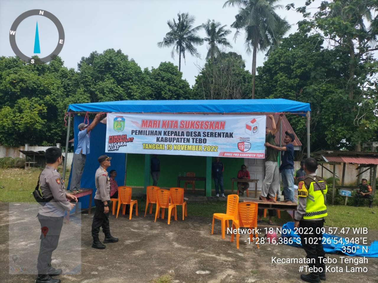 Kapolsek Tebo Tengah Akp DEDI Tanto Manurung Meninjau Langsung  Kesiapan  Pembuatan Tempat  TPS Di  Desa Bedaro Rampak