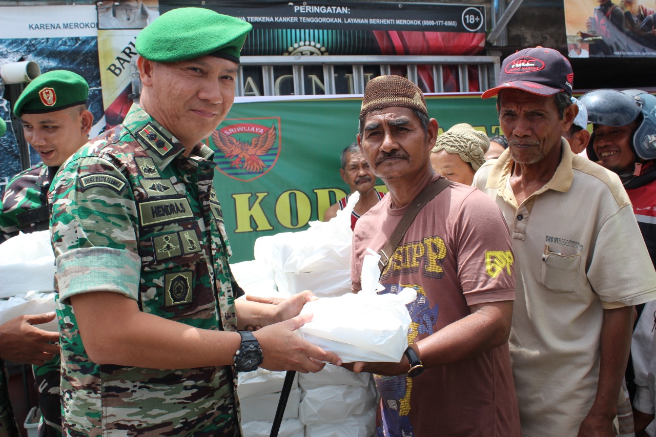 Gelar Jumat Berkah, Kodim 0402/OKI Berikan Nasi Kotak di Pasar