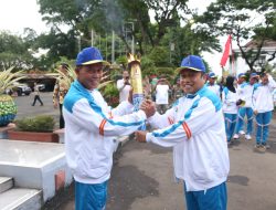 Kobarkan Api Semangat Atlet, Walikota Serang Sambut Kirab Obor Porprov Banten Ke VI di Puspemkot Serang