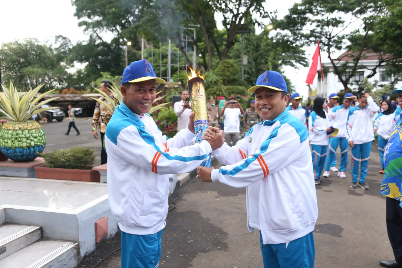 Kobarkan Api Semangat Atlet, Walikota Serang Sambut Kirab Obor Porprov Banten Ke VI di Puspemkot Serang