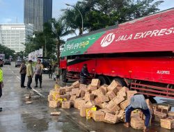 Truk Muatan Minyak Goreng Tumpah Ke Jalan di Pinang, Polsek Pinang Polrestro Tangerang Kota Bertindak Cepat