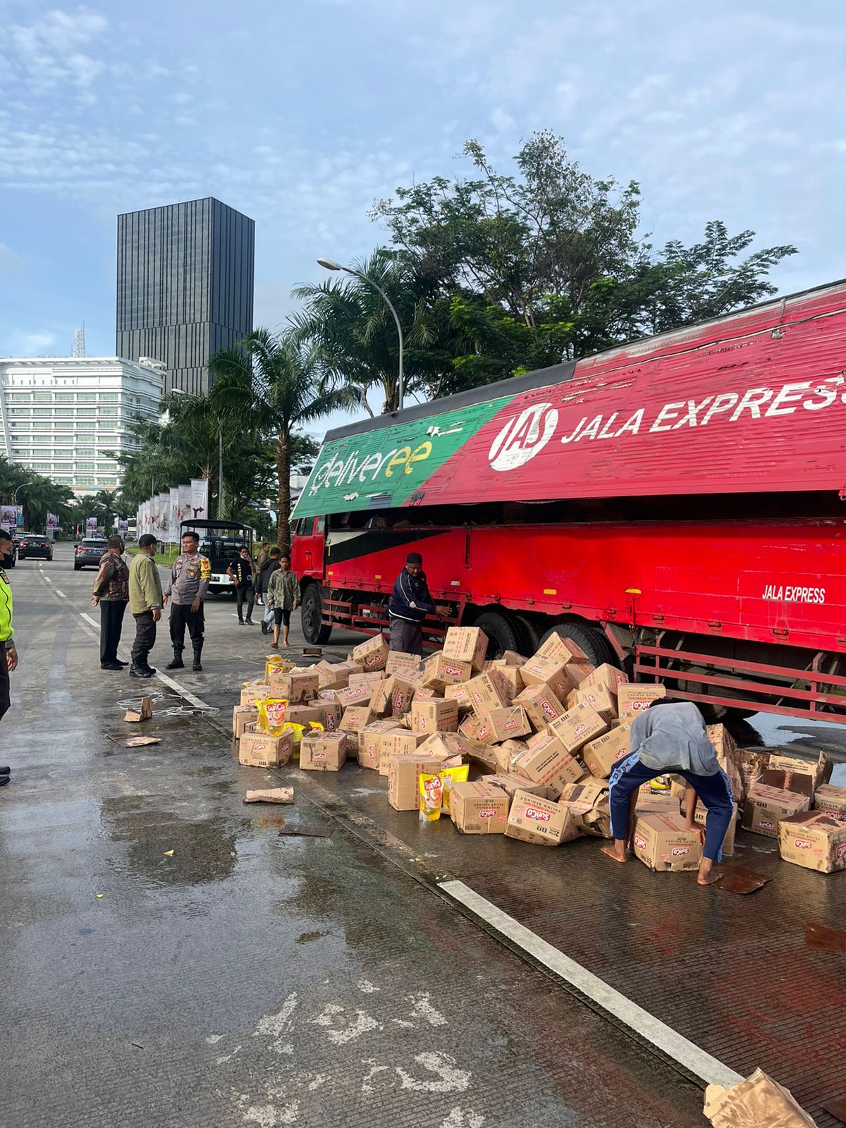 Truk Muatan Minyak Goreng Tumpah Ke Jalan di Pinang, Polsek Pinang Polrestro Tangerang Kota Bertindak Cepat