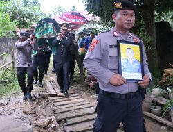 KAPOLRES ACEH TIMUR – IKUT MENGGOTONG KERANDA JENAZAH ANGGOTANYA KETEMPAT PERISTIRAHATAN TERAKHIR.