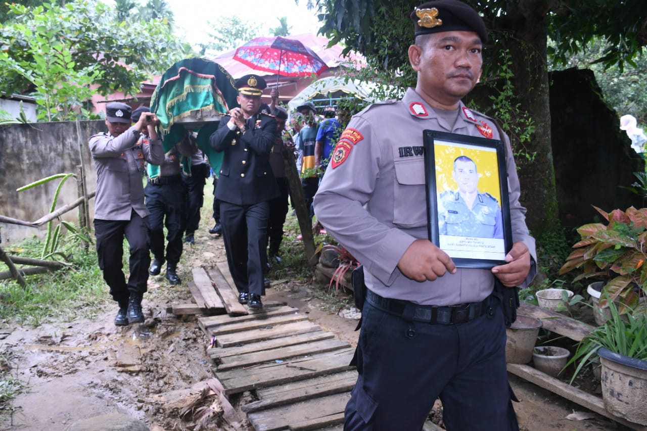 KAPOLRES ACEH TIMUR – IKUT MENGGOTONG KERANDA JENAZAH ANGGOTANYA KETEMPAT PERISTIRAHATAN TERAKHIR.