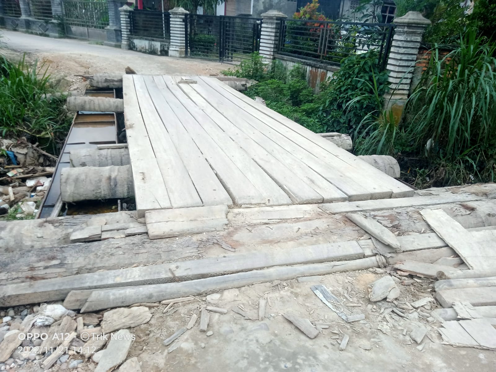 PENGGUNA JALAN AKSES KEBUN BARU KELUHKAN RUSAKNYA JEMBATAN DARURAT LORONG PGRI