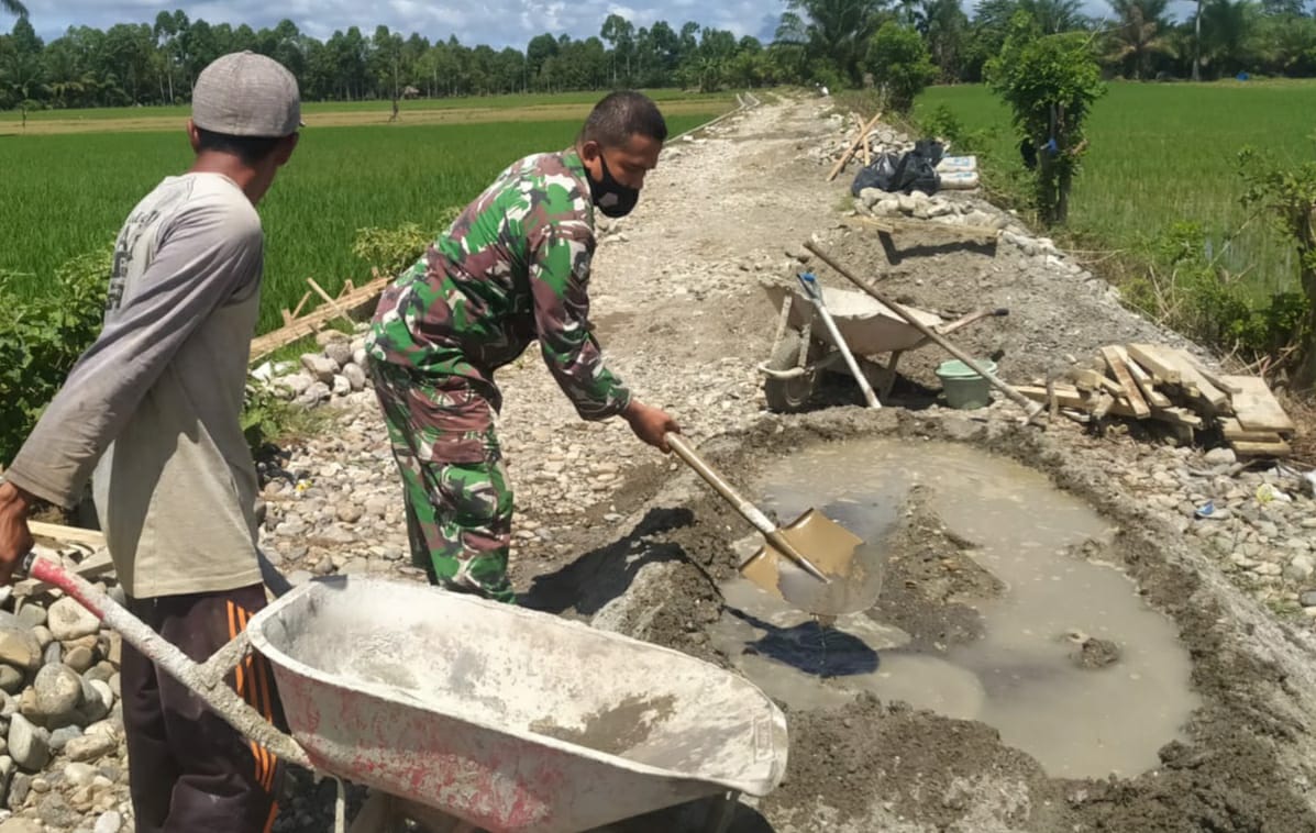 BABINSA BABAHROT – ATENSI BANTU PENGECORAN TALUT PENGAIRAN SAWAH PETANI