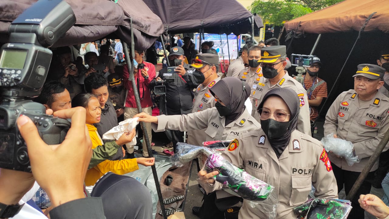 Selimut Hangat dari Ketum Bhayangkari Untuk Pengungsi Gempa Cianjur