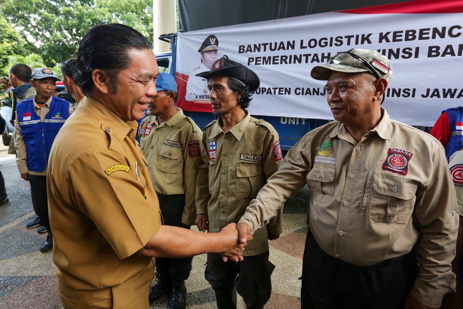 PJ Gubernur Al Muktabar Memberangkatkan Bantuan Pemprov Banten Untuk Korban Bencana Gempa Cianjur