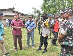 Kapolres Tebo Akbp Fitria Mega M.psi .psi Mendampingi Bupati Tebo Meninjau Langung Lokasih TPS Pilkades Tahun 2022 Di Kec.Rimbo Ulu