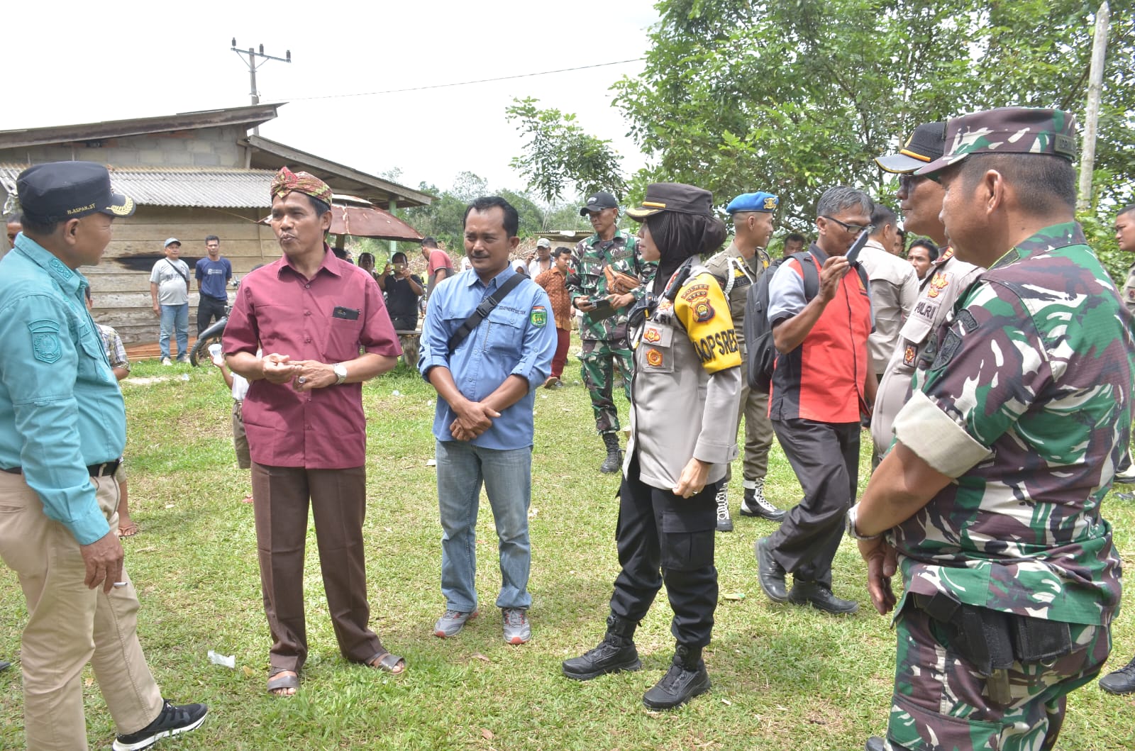 Kapolres Tebo Akbp Fitria Mega M.psi .psi Mendampingi Bupati Tebo Meninjau Langung Lokasih TPS Pilkades Tahun 2022 Di Kec.Rimbo Ulu