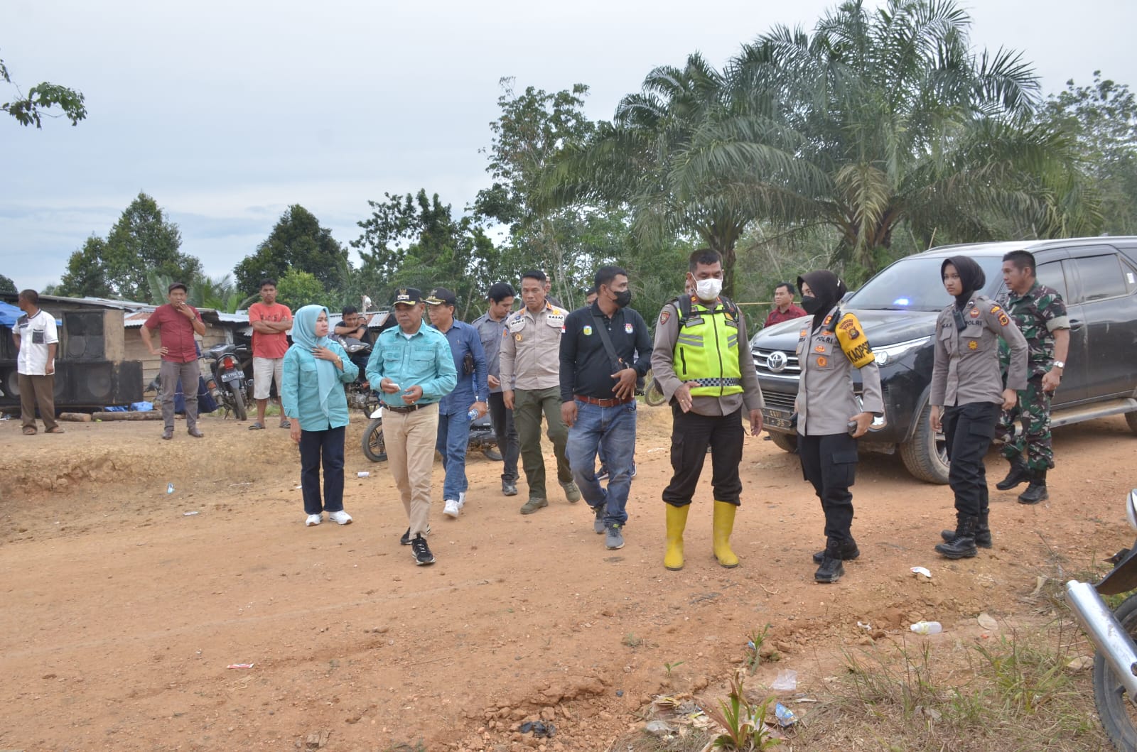 Kapolres Tebo Akbp Fitria Mega M.psi psi Bersama Bupati Tebo H.Aspan ST  Meninjau Langsung TPS  Pilkades Serentak  Tahun 2022 Di Kec Tujuh Koto Ilir