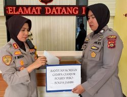 Kapolres Tebo Akbp Fitria Mega M.psi.psi Beserta Anggota memberi  Bantuan Korban Gempa Di Cianjur